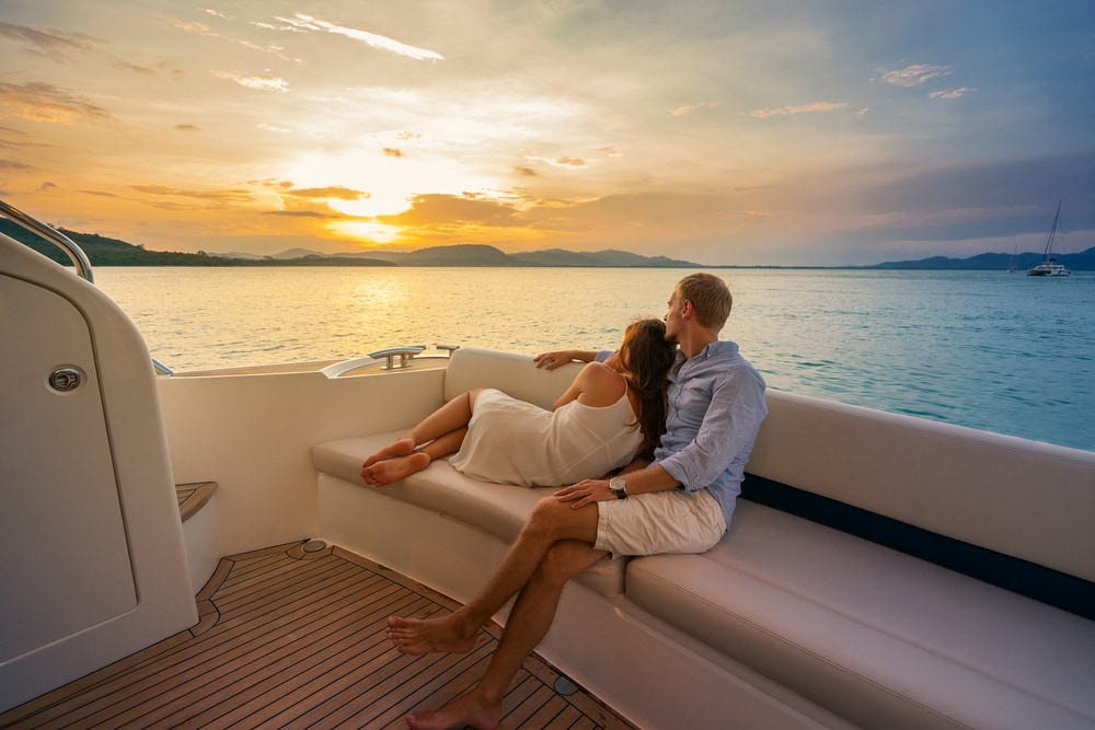 - Romantic Dinner on a Yacht in Istanbul
